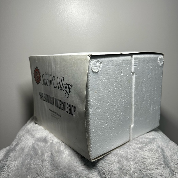 Department 56 The Original Snow Village “Harley-Davidson Motorcycle Shop” - Picture 5 of 16